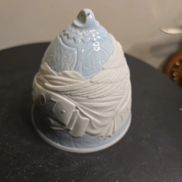 Lladro 2007 Porcelain White Bell Ornament - Picture 8 of 12